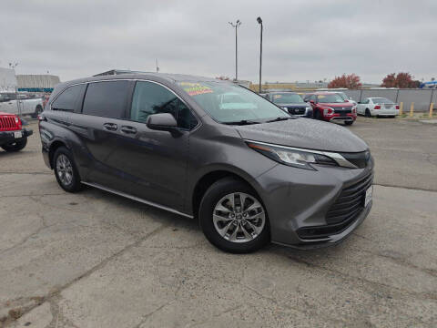 2022 Toyota Sienna LE 8-Passenger