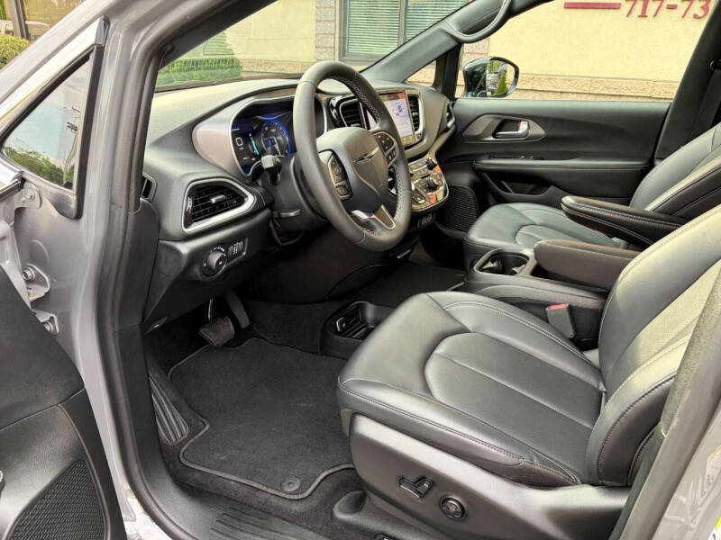 2025 Chrysler Pacifica Select