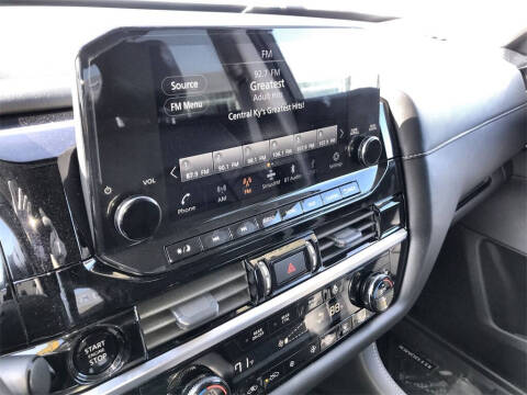 2025 Nissan Pathfinder SL