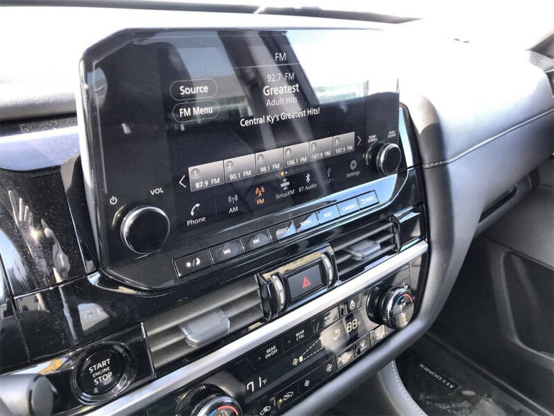 2025 Nissan Pathfinder SL