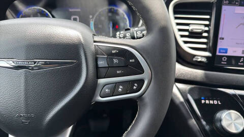 2025 Chrysler Pacifica Select