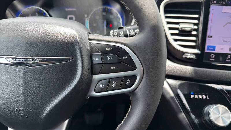2025 Chrysler Pacifica Select