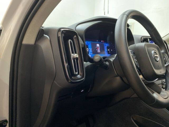2025 Volvo XC40 B5 Core Bright Theme