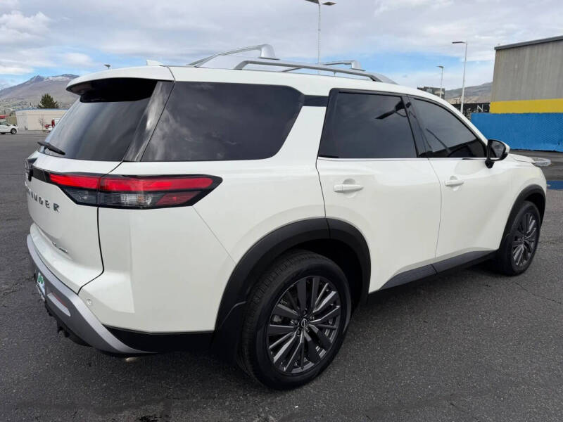 2023 Nissan Pathfinder SL