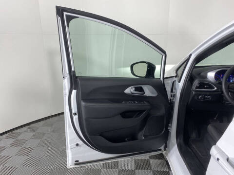 2024 Chrysler Pacifica Touring