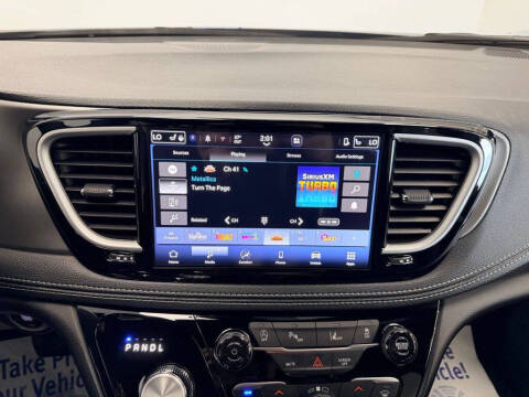 2027 Chrysler Pacifica Select