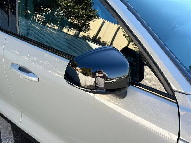 2024 Volvo XC40 B5 Core Dark Theme