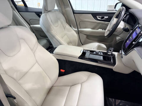 2024 Volvo S60 Recharge T8 Core Dark Theme