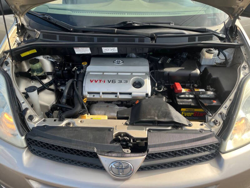 2004 Toyota Sienna LE 8 Passenger