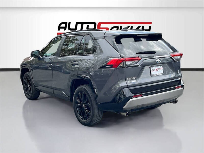 2022 Toyota RAV4 Hybrid SE