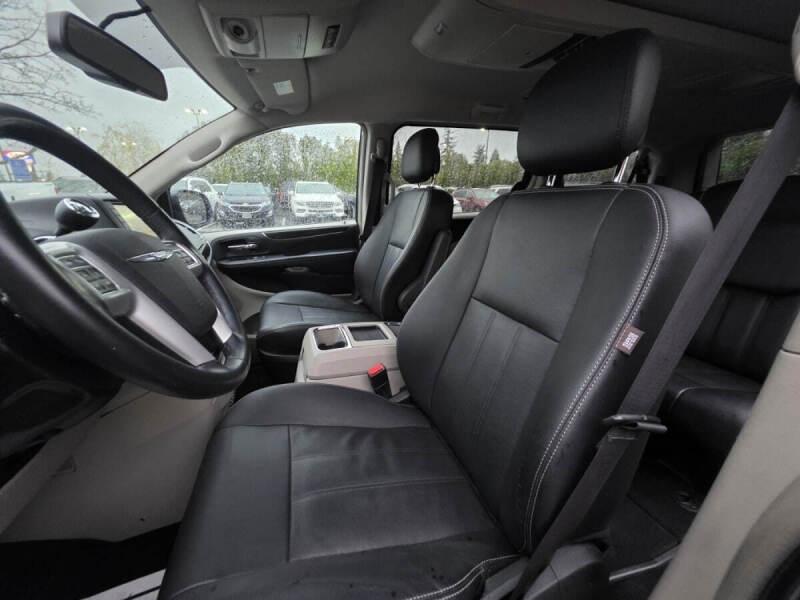 2016 Chrysler Town and Country Touring