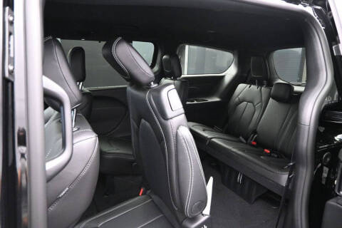 2027 Chrysler Pacifica Select