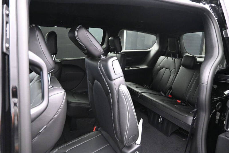 2027 Chrysler Pacifica Select