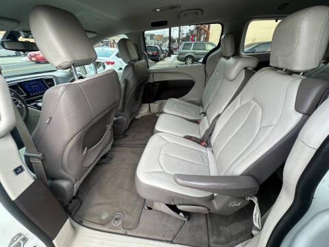 2017 Chrysler Pacifica Touring-L