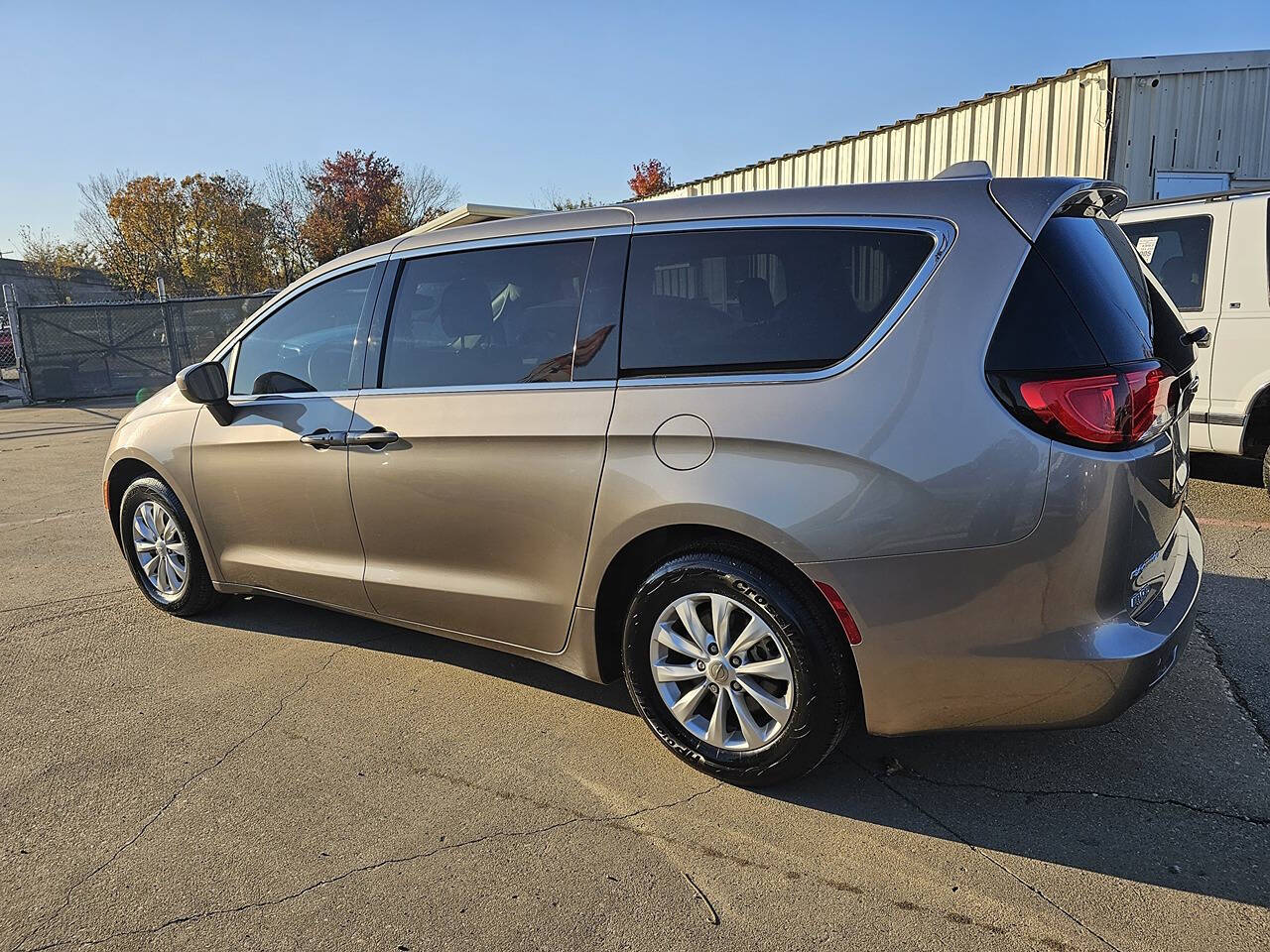 2017 Chrysler Pacifica for sale at E & R Auto in Sherwood, AR