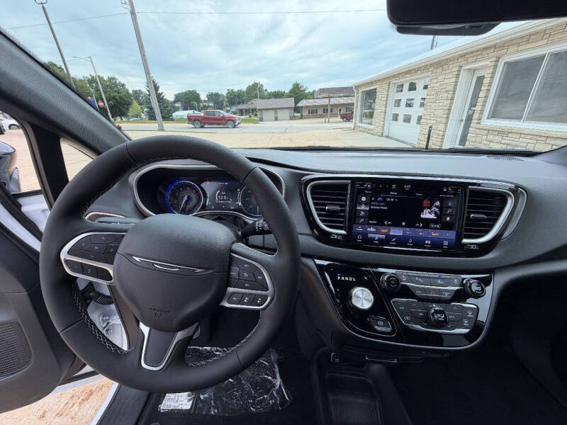 2027 Chrysler Pacifica LX