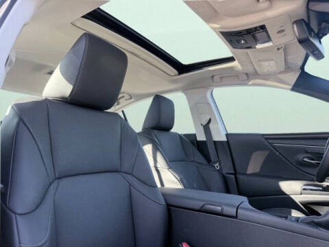 2025 Lexus ES 300h F SPORT Design