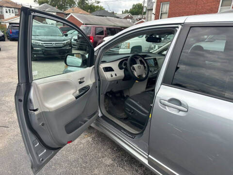 2012 Toyota Sienna SE 8-Passenger
