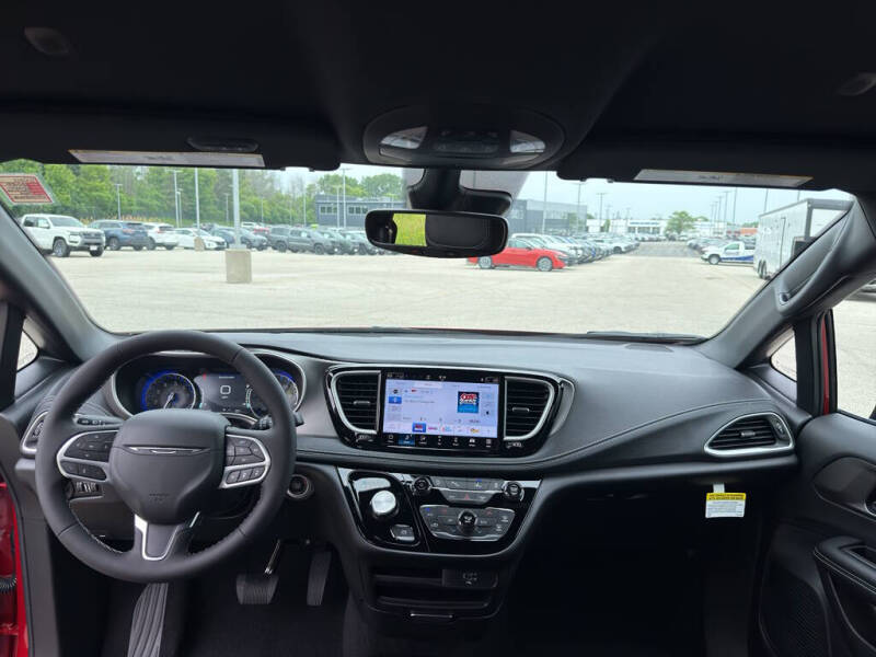 2027 Chrysler Pacifica Select