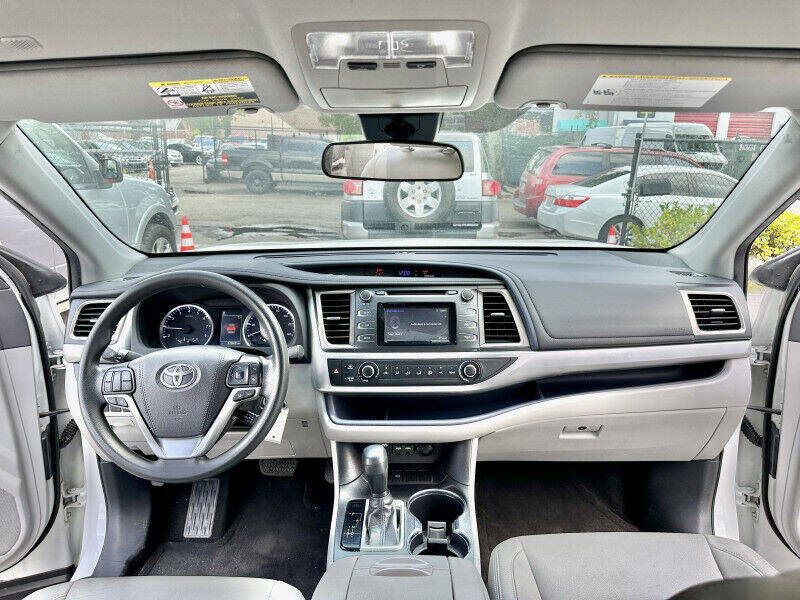 2019 Toyota Highlander SUV - $32,995