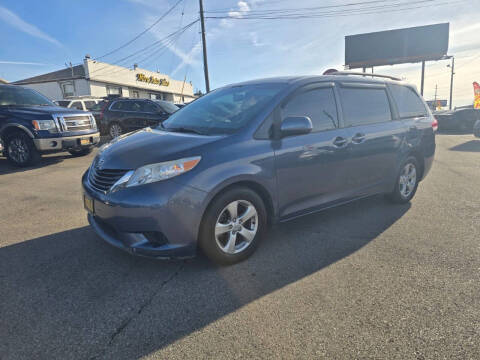 2014 Toyota Sienna LE 8-Passenger