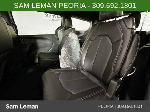 2027 Chrysler Pacifica Select