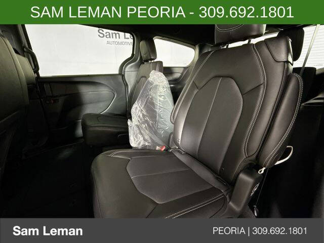 2027 Chrysler Pacifica Select