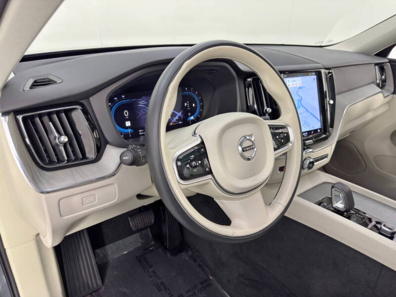 2023 Volvo XC60 B5 Plus Dark Theme