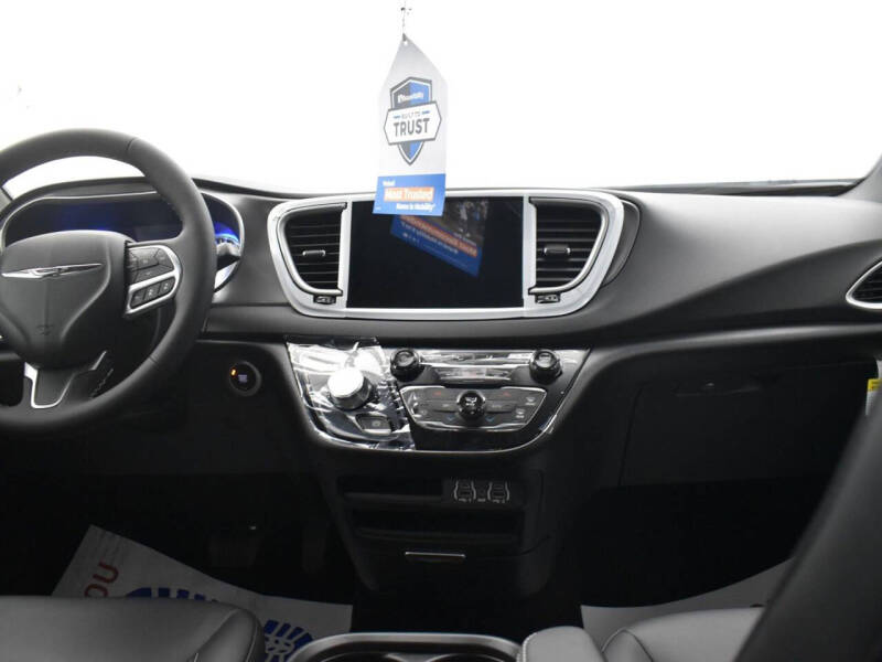 2025 Chrysler Voyager LX