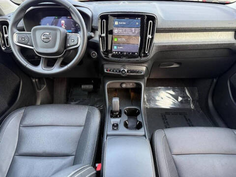 2025 Volvo XC40 B5 Core Bright Theme