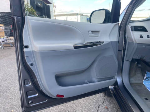 2014 Toyota Sienna LE 7-Passenger
