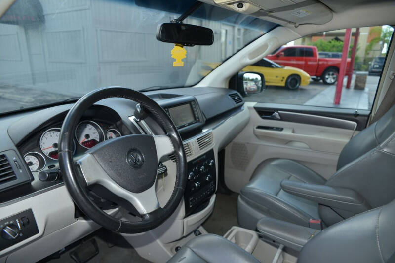 2010 Volkswagen Routan SE