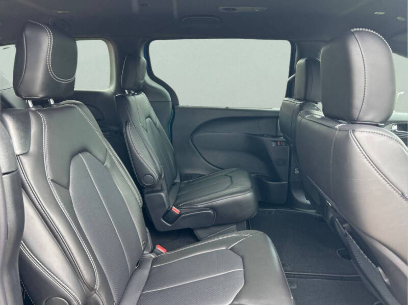 2027 Chrysler Pacifica Select