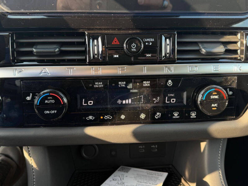2026 Nissan Pathfinder SL