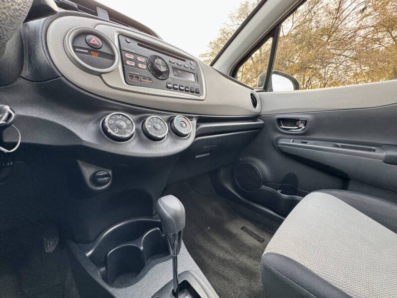 2013 Toyota Yaris 5-Door LE