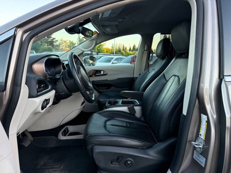 2017 Chrysler Pacifica Touring-L Plus