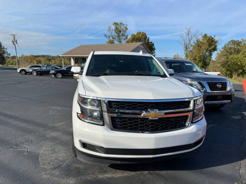 2018 Chevrolet Suburban LT photo 3