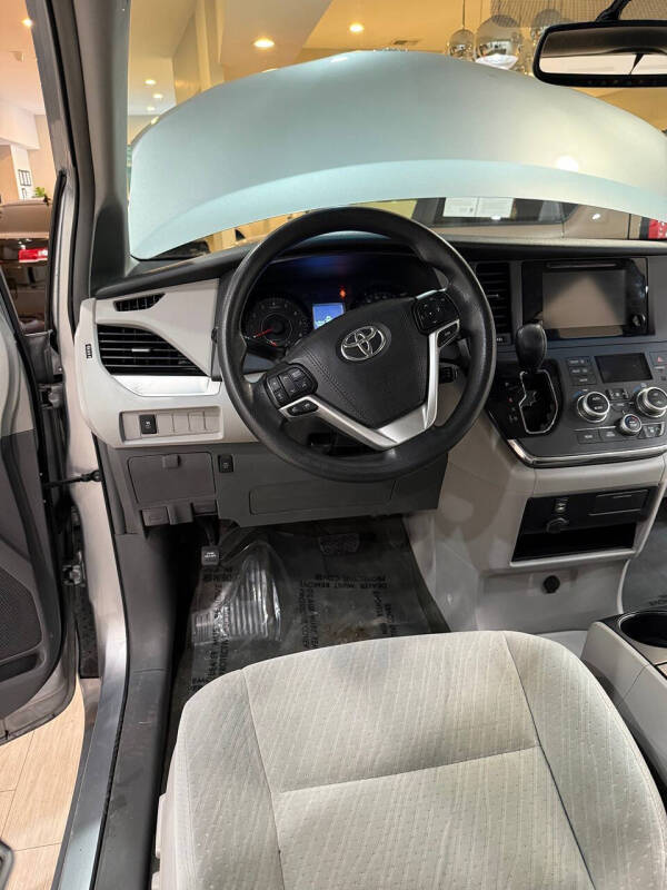 2017 Toyota Sienna LE 8-Passenger