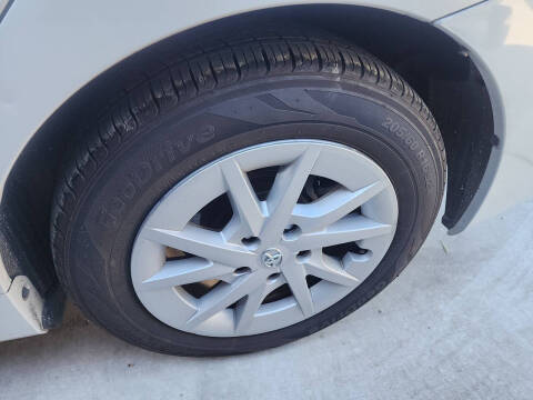 2014 Toyota Prius v Two