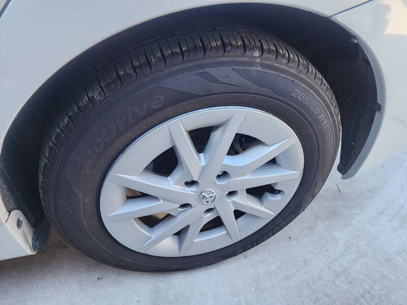 2014 Toyota Prius v Two