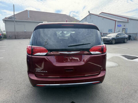 2017 Chrysler Pacifica Touring-L