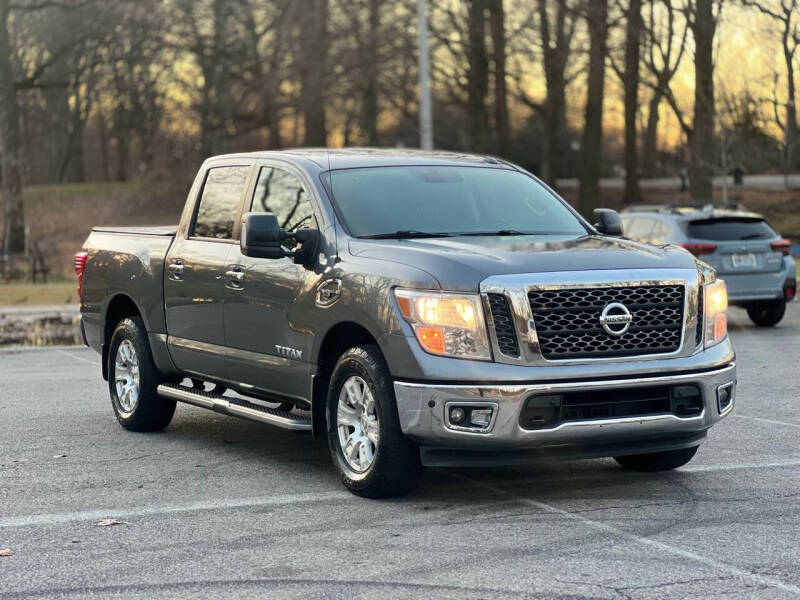 2017 Nissan Titan SV photo 3