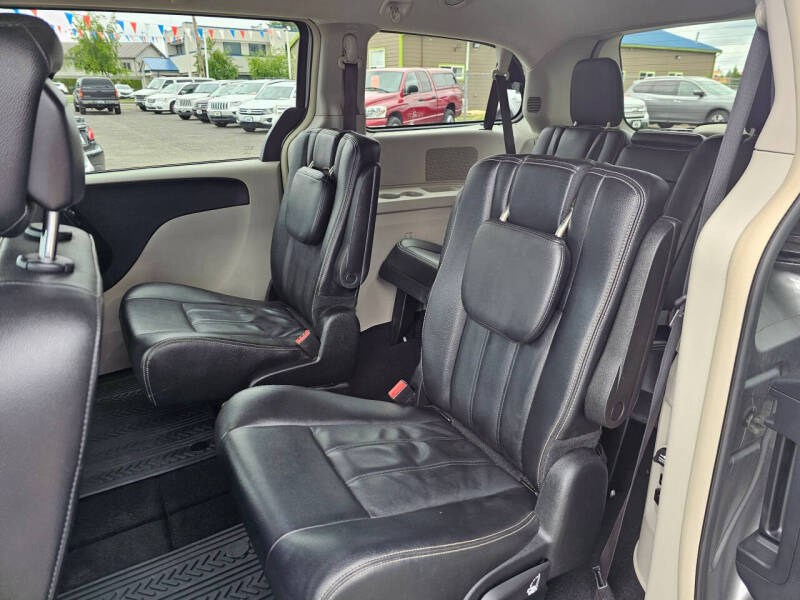 2016 Chrysler Town and Country Touring