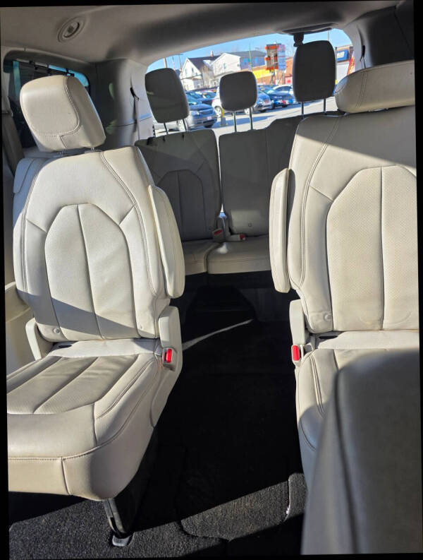 2017 Chrysler Pacifica Touring-L Plus
