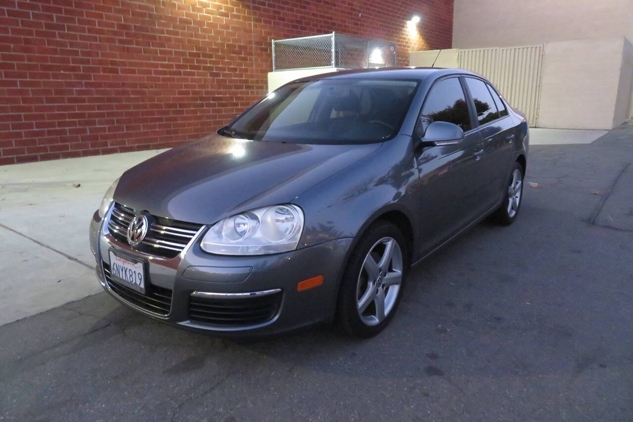 2010 Volkswagen Jetta for sale at The Car Vendor LLC in Bellflower, CA