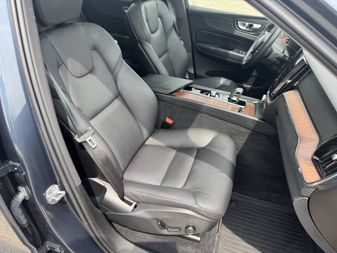 2024 Volvo XC60 B5 Plus Dark Theme