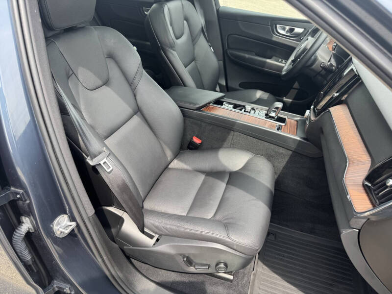 2024 Volvo XC60 B5 Plus Dark Theme