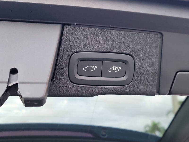 2024 Volvo XC60 B5 Core Dark Theme