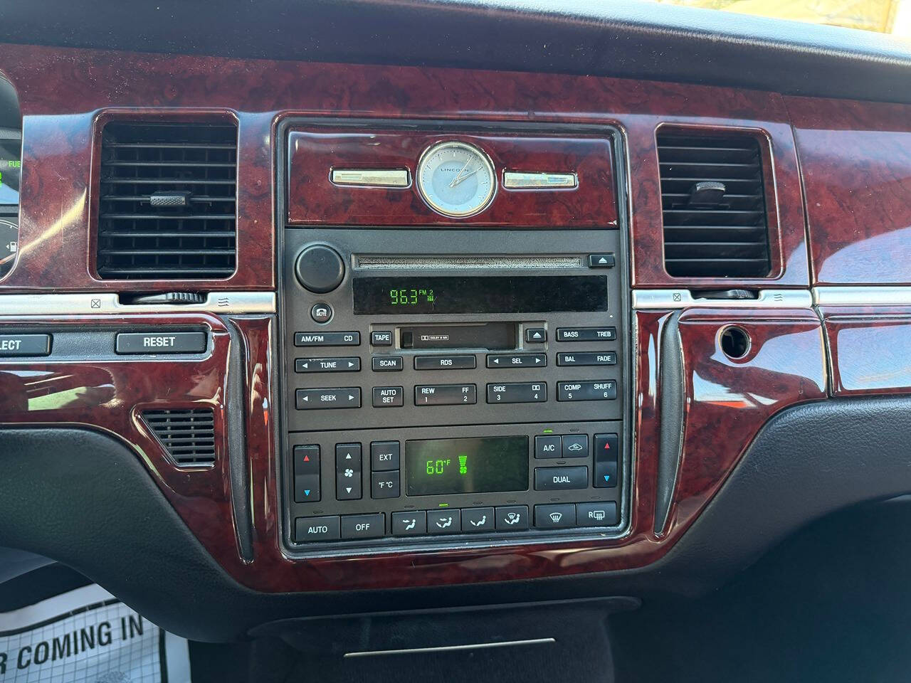 2005 Lincoln Town Car 9