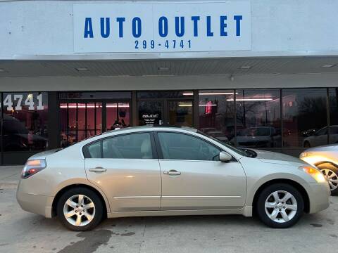 2009 Nissan Altima for sale at Auto Outlet in Des Moines IA